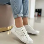 Flat sneakers from the distinctive designs of Guess GS-1