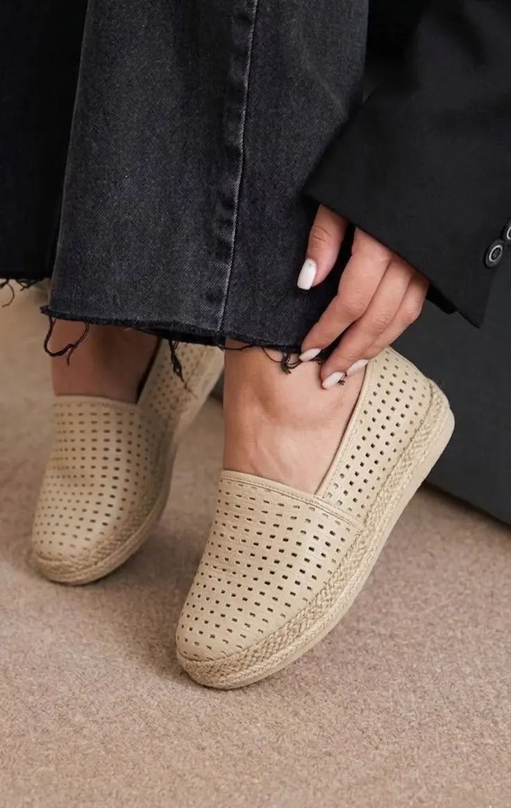 Breathable Leather Ballerinas with Rustic Details. BN-59