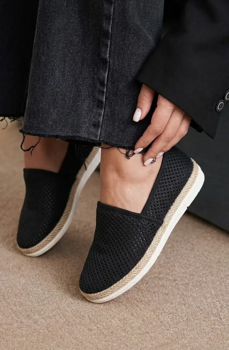 Breathable Leather Ballerinas with Rustic Details. BN-59
