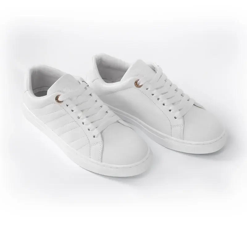 Sneakers Equipped with a shiny lace-up opening-SN-12