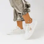Flat sneakers from the distinctive designs of Guess GS-1