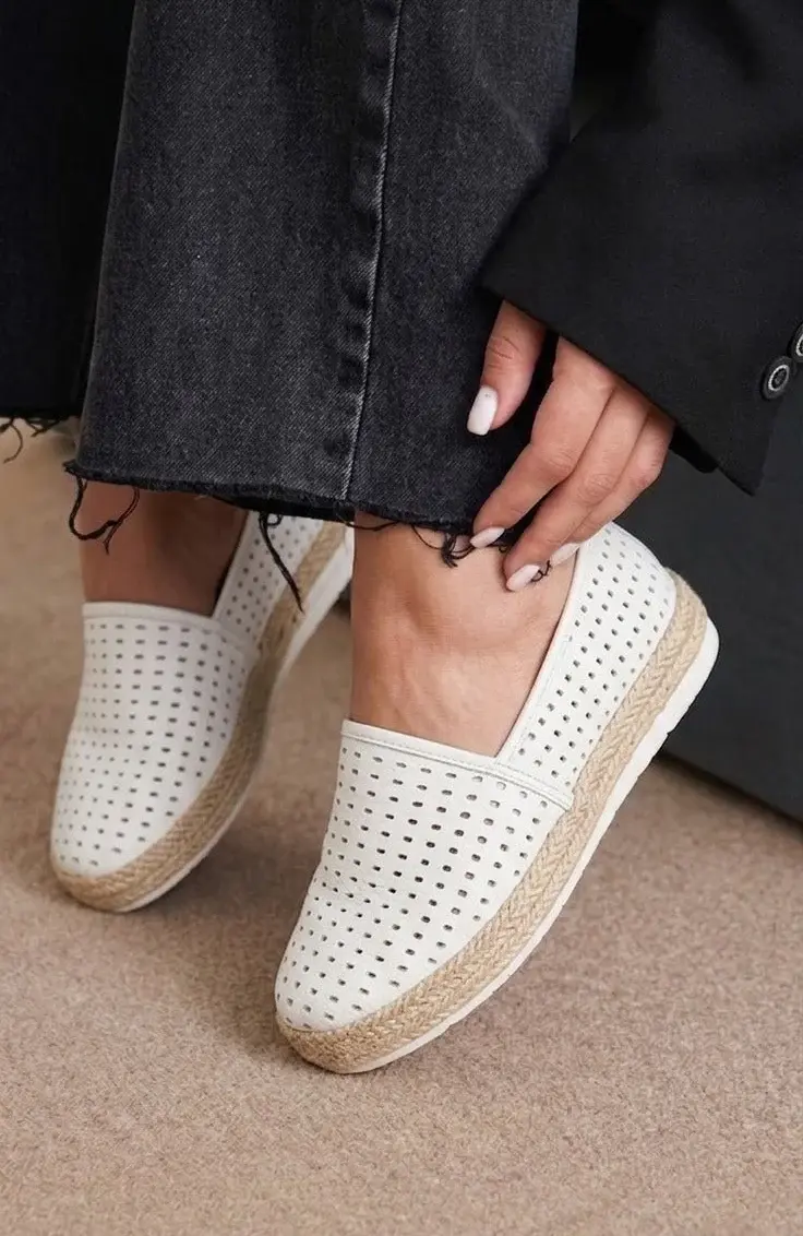 Breathable Leather Ballerinas with Rustic Details. BN-59