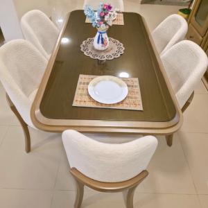 rouds dining room