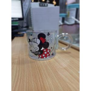 A thermal Pyrex mug featuring the beloved Minnie Mouse graphic. Featuring a modern design and a comfortable handle, it's perfect for everyday use or as a special gift