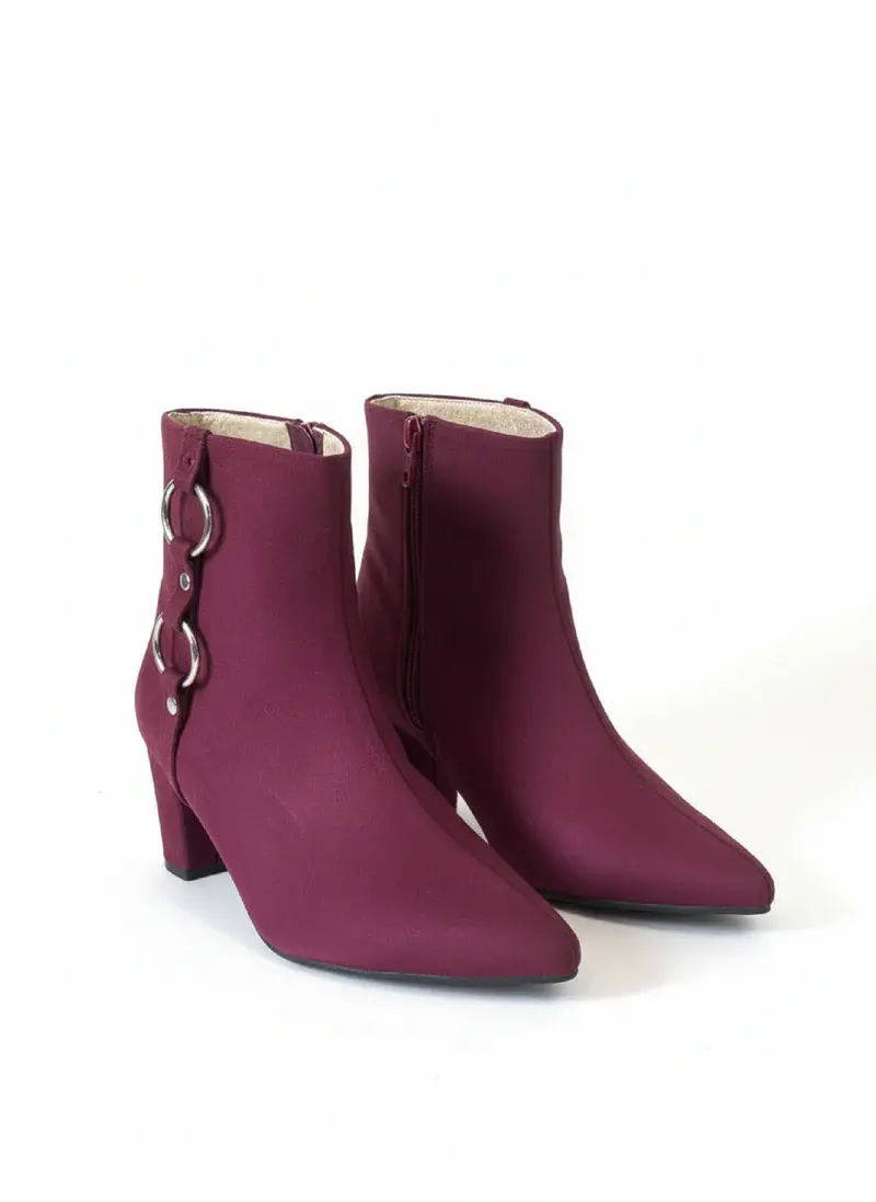 Elegant ankle boots with metallic ring details B-49