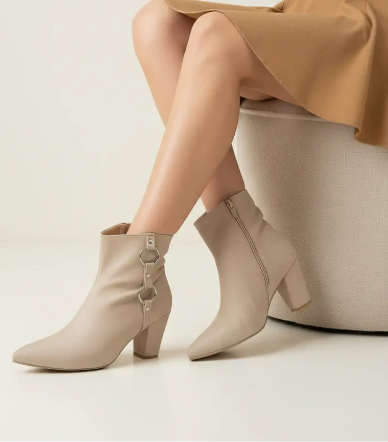 Elegant ankle boots with metallic ring details B-49