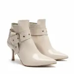Boot featuring a glossy finish R-509