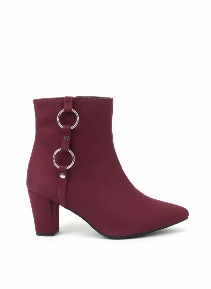 Elegant ankle boots with metallic ring details B-49
