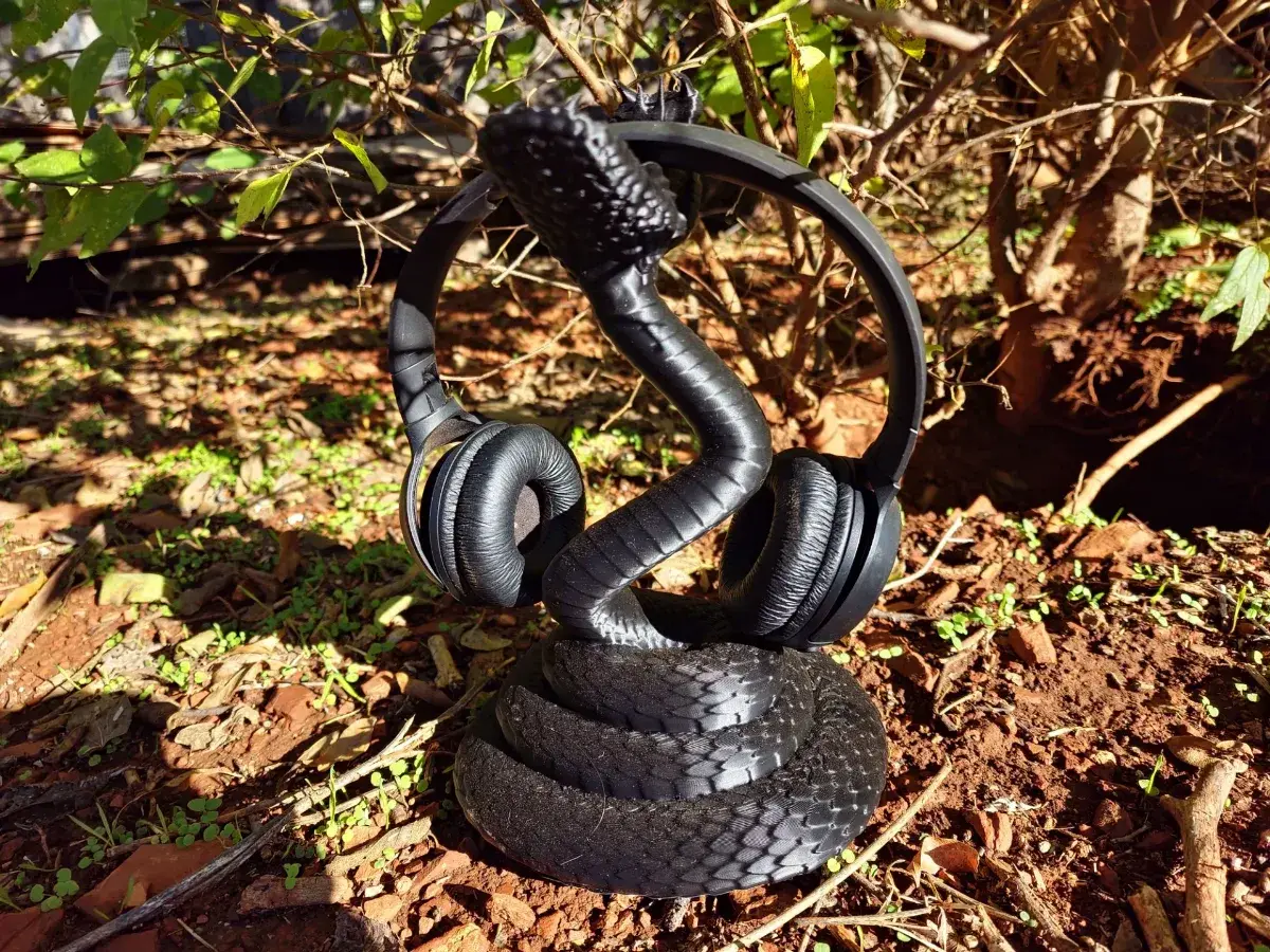 Serpent's Embrace Headphone Stand