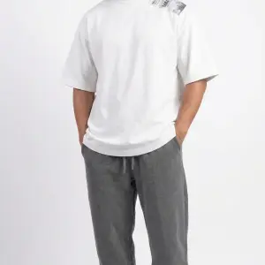 WHITE T-SHIRT