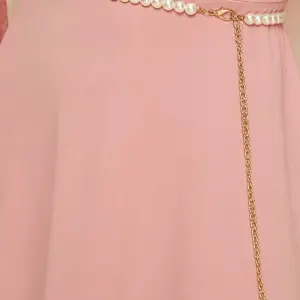 Elegant Pearl & Chain Waist Belt – Gold Accent